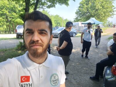 svg+xml,%3Csvg%20xmlns%3D%22http%3A%2F%2Fwww.w3 Unutulmaz Anılar ve Yeni Dostluklarla: 2026 Düzce Amatör Telsiz Kampı’nın Ardından...