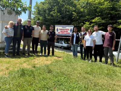 svg+xml,%3Csvg%20xmlns%3D%22http%3A%2F%2Fwww.w3 Unutulmaz Anılar ve Yeni Dostluklarla: 2026 Düzce Amatör Telsiz Kampı’nın Ardından...