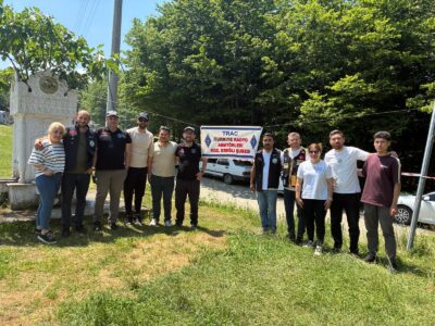 svg+xml,%3Csvg%20xmlns%3D%22http%3A%2F%2Fwww.w3 Unutulmaz Anılar ve Yeni Dostluklarla: 2026 Düzce Amatör Telsiz Kampı’nın Ardından...