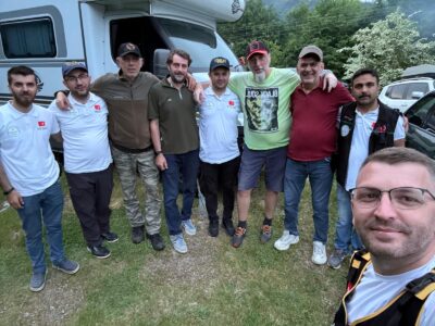 svg+xml,%3Csvg%20xmlns%3D%22http%3A%2F%2Fwww.w3 Unutulmaz Anılar ve Yeni Dostluklarla: 2026 Düzce Amatör Telsiz Kampı’nın Ardından...
