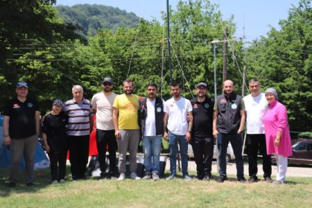svg+xml,%3Csvg%20xmlns%3D%22http%3A%2F%2Fwww.w3 Unutulmaz Anılar ve Yeni Dostluklarla: 2026 Düzce Amatör Telsiz Kampı’nın Ardından...