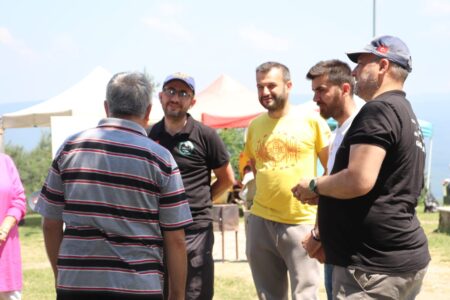 svg+xml,%3Csvg%20xmlns%3D%22http%3A%2F%2Fwww.w3 Unutulmaz Anılar ve Yeni Dostluklarla: 2026 Düzce Amatör Telsiz Kampı’nın Ardından...