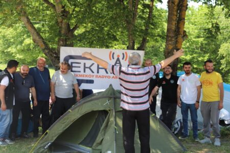 svg+xml,%3Csvg%20xmlns%3D%22http%3A%2F%2Fwww.w3 Unutulmaz Anılar ve Yeni Dostluklarla: 2026 Düzce Amatör Telsiz Kampı’nın Ardından...