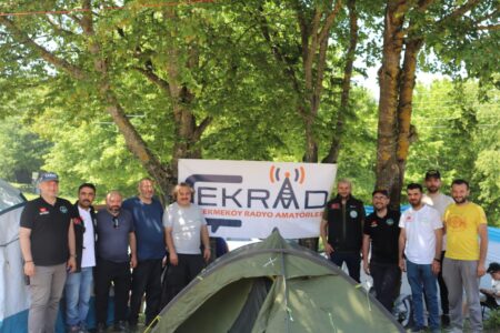 svg+xml,%3Csvg%20xmlns%3D%22http%3A%2F%2Fwww.w3 Unutulmaz Anılar ve Yeni Dostluklarla: 2026 Düzce Amatör Telsiz Kampı’nın Ardından...