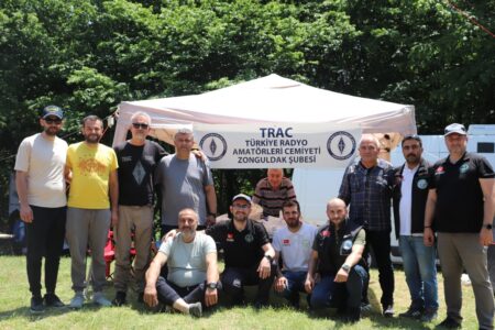 svg+xml,%3Csvg%20xmlns%3D%22http%3A%2F%2Fwww.w3 Unutulmaz Anılar ve Yeni Dostluklarla: 2026 Düzce Amatör Telsiz Kampı’nın Ardından...