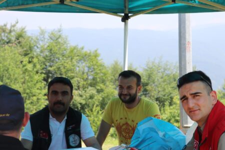 svg+xml,%3Csvg%20xmlns%3D%22http%3A%2F%2Fwww.w3 Unutulmaz Anılar ve Yeni Dostluklarla: 2026 Düzce Amatör Telsiz Kampı’nın Ardından...