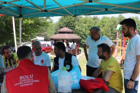 svg+xml,%3Csvg%20xmlns%3D%22http%3A%2F%2Fwww.w3 Unutulmaz Anılar ve Yeni Dostluklarla: 2026 Düzce Amatör Telsiz Kampı’nın Ardından...