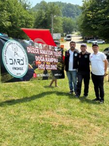 svg+xml,%3Csvg%20xmlns%3D%22http%3A%2F%2Fwww.w3 Unutulmaz Anılar ve Yeni Dostluklarla: 2026 Düzce Amatör Telsiz Kampı’nın Ardından...