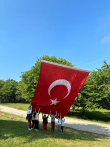 svg+xml,%3Csvg%20xmlns%3D%22http%3A%2F%2Fwww.w3 Unutulmaz Anılar ve Yeni Dostluklarla: 2026 Düzce Amatör Telsiz Kampı’nın Ardından...