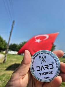 svg+xml,%3Csvg%20xmlns%3D%22http%3A%2F%2Fwww.w3 Unutulmaz Anılar ve Yeni Dostluklarla: 2026 Düzce Amatör Telsiz Kampı’nın Ardından...