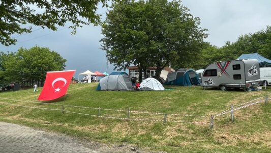 svg+xml,%3Csvg%20xmlns%3D%22http%3A%2F%2Fwww.w3 Unutulmaz Anılar ve Yeni Dostluklarla: 2026 Düzce Amatör Telsiz Kampı’nın Ardından...